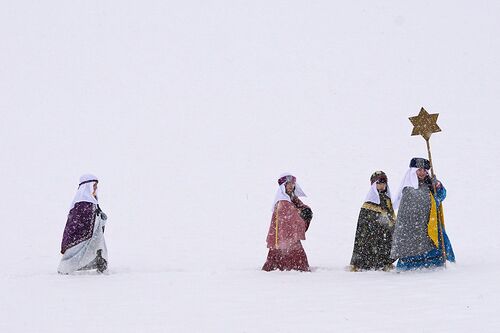 Mühsam durch den Schnee kämpfen sich die vier Sternsinger auch hl. Drei Könige genannt um für die armen Kindern in anderen Ländern zu helfen. Starker Schneefall konnte dieser Mädchengruppe nicht abhalten um ihr Ehrenamt in den Weihnachtsferien zu tät